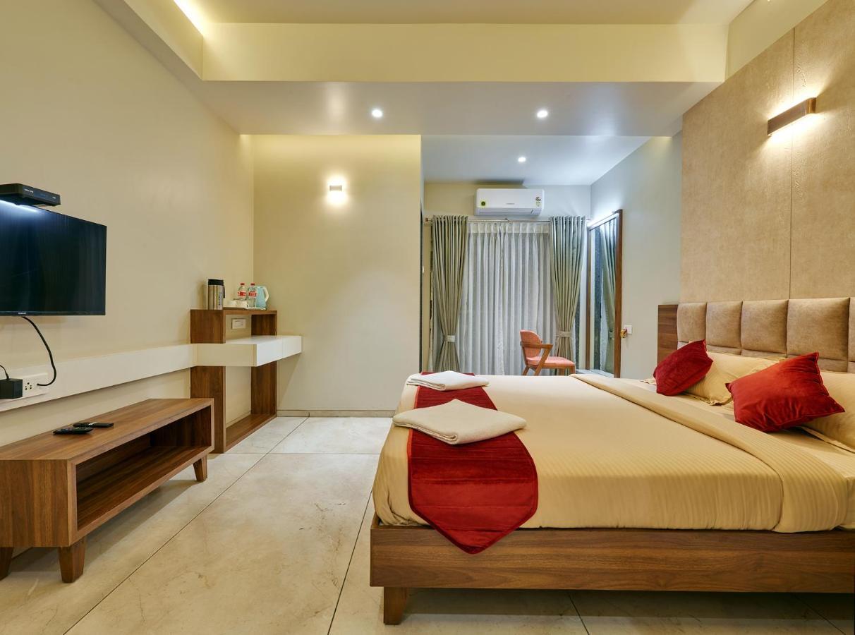 Hotel Swamini Kolhapur Exteriör bild
