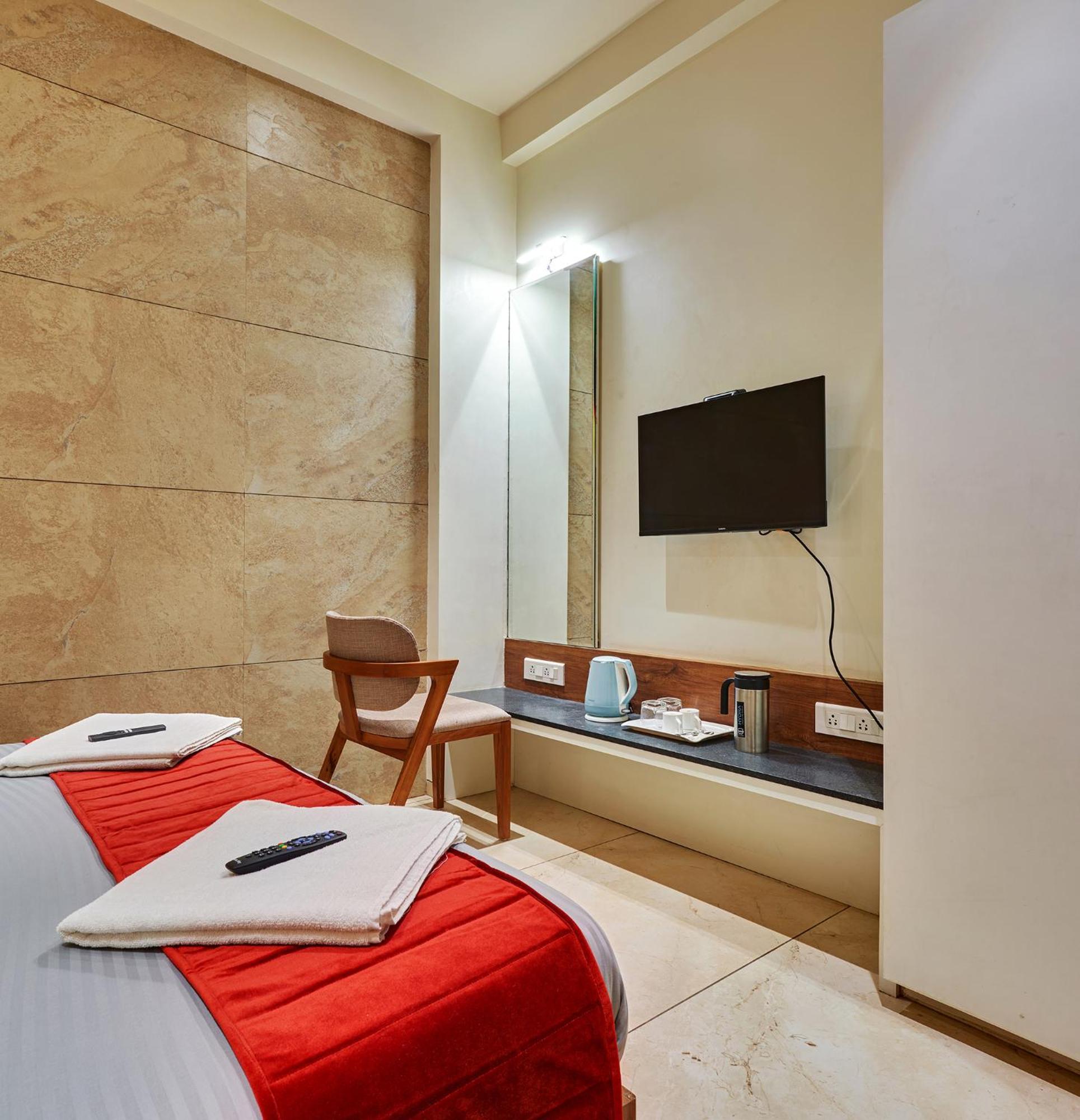 Hotel Swamini Kolhapur Exteriör bild